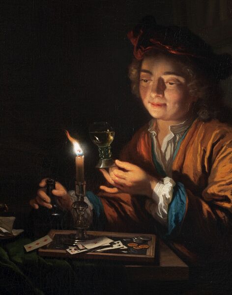 Jeune homme avec cartes à jouer